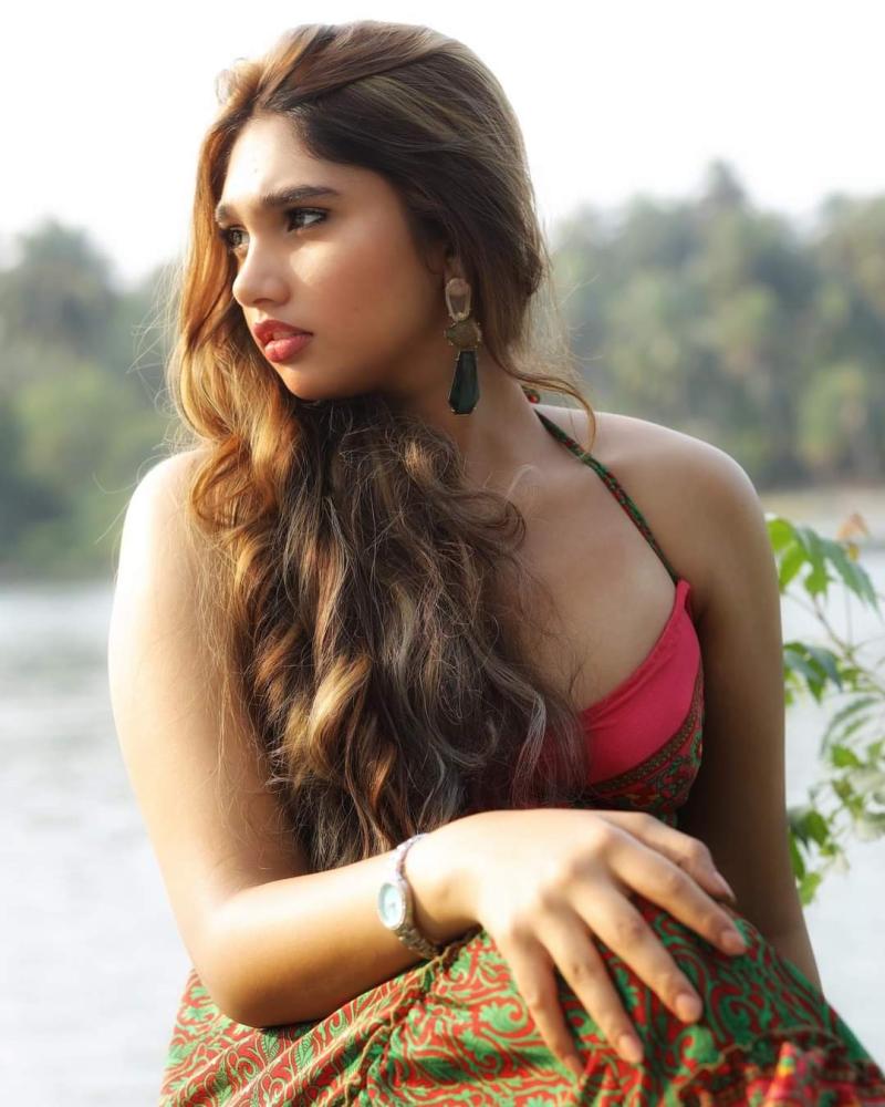 jovika-vijayakumar-stunt-photos